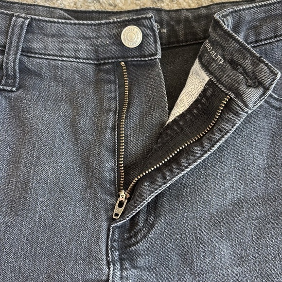 Women's Black Denim Shorts
2front/ 2back pockets
zip and button front closure - Picture 9 of 10
